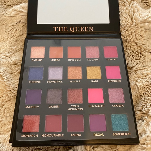 Eloise the Queen Eyeshadow Palette - Picture 2 of 2
